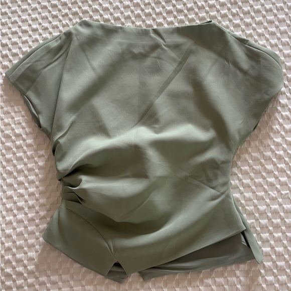 Commense Asymmetric Hem Ruched T-Shirt - Picture 2 of 5